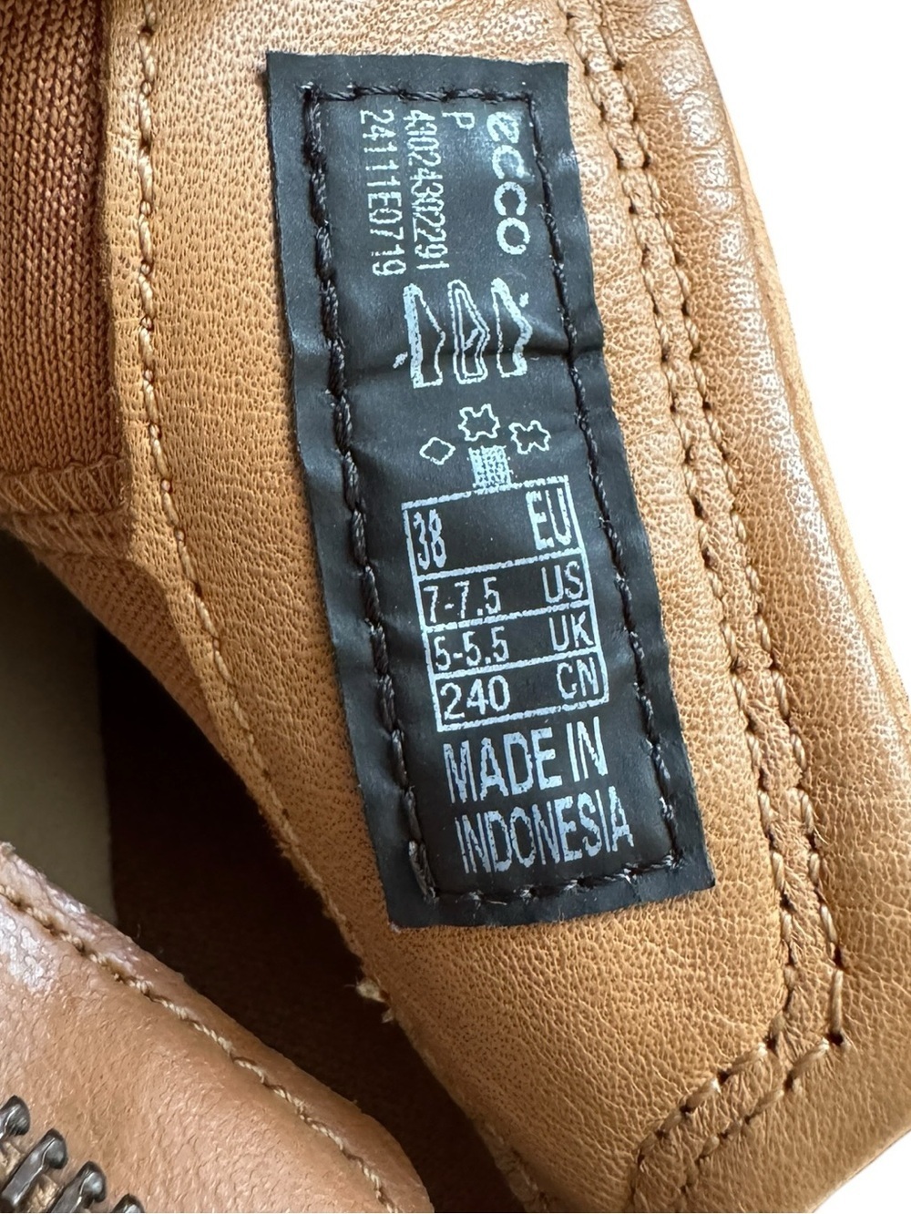 ECCO Soft 7 Nubuck Side-Zip Bootie, Size 38 (7-7.5) - Picture 6 of 7